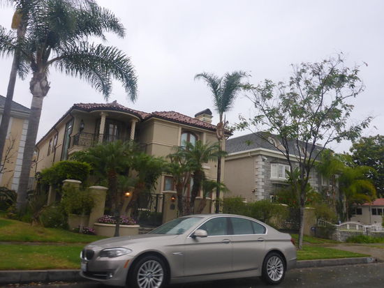 die (nicht hinter dicken Mauern versteckten) Villen von Beverly Hills