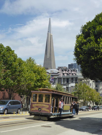 Cable Car mit der Transamerica Pyramid im Hintergrund