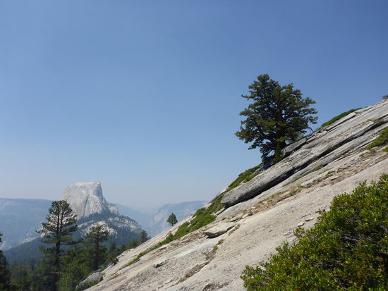 Aussicht auf den Half Dome auf dem Weg zum Gipfel von Clowds Rest