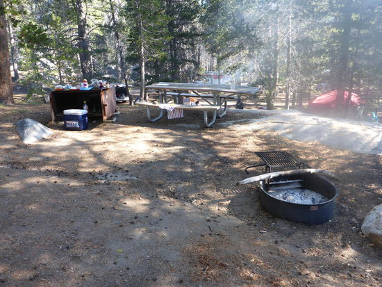 mein Nachtlager mit Grillstelle und Bärenbox im Hintergrund, in der sämtliche Lebensmittel verstaut werden mussten