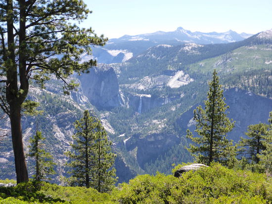 mitten im Bild erkennt man den Nevada Fall...und mit guten Augen etwas unterhalb den Vernal Fall