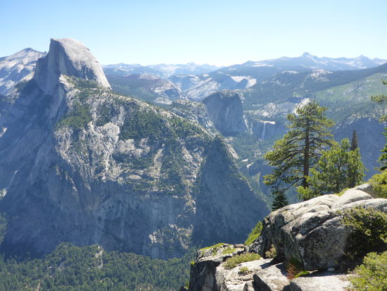 Blick auf die Route:
Vom Valley aus ging es über die beiden Wasserfälle (links neben Baum) hinter den Half Dome (markanter Gipfel am rechten Bildrand) bis auf den Gipfel von Clowds Rest (ganz rechts, hinter Half Dome)