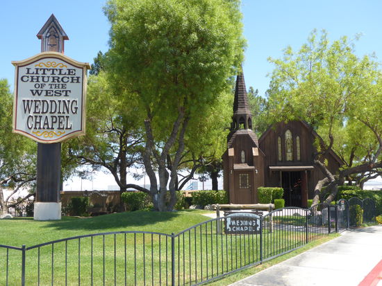 ...und vorbei an der Wedding Chapel...