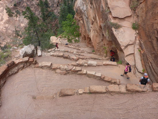 Runter ging es dann wieder über den Zick-Zack-Weg...nicht sehr schonend für die Knie 