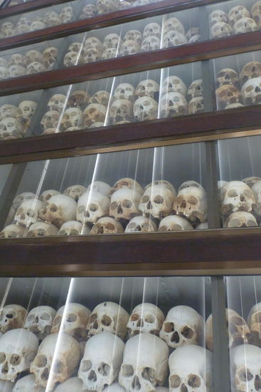 An Gedenken der Opfer befindet sich auf dem Gelände eine buddhistische Stupa mit mehr als 5.000 menschlichen Totenschädeln die aus den Überresten der knapp 9.000 ausgegrabenen Leichen stammen