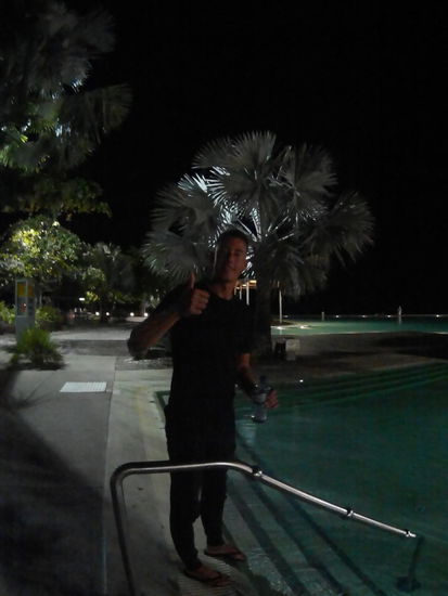 Charlie testet die Wassertemperatur