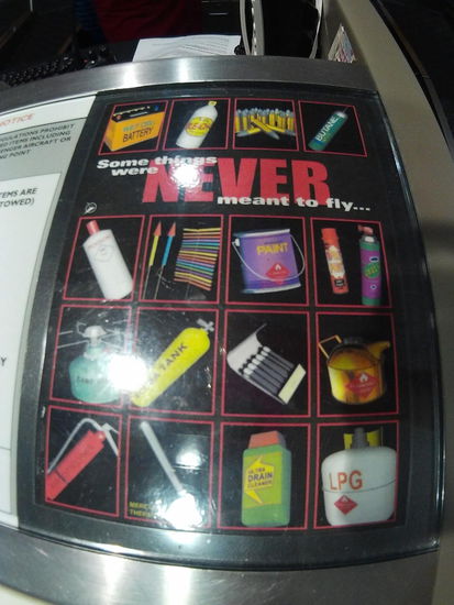 Eins davon hab ich in meinem Rucksack... Stürzt der Flieger jetzt ab?