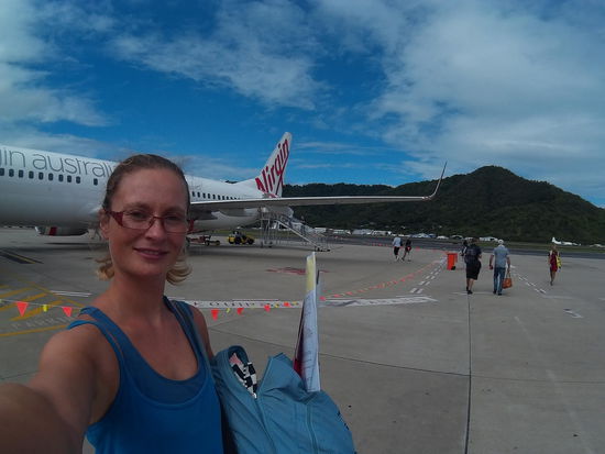 Links der Flieger, rechts die nette Dame vom Sicherheitspersonal