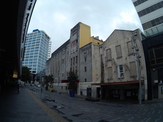 Gegenüber der Bibliothek