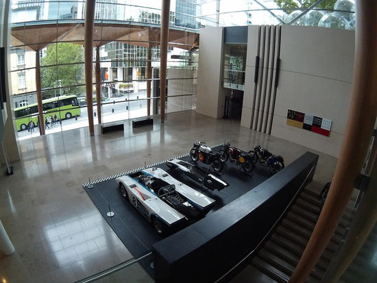 Was fährt denn da im Hintergrund auf der Straße?