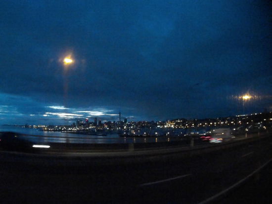 Noch ziemlich dunkel in Auckland
