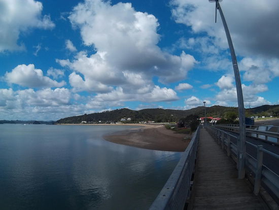 Auch als Fußgänger muss man natürlich über diese Brücke