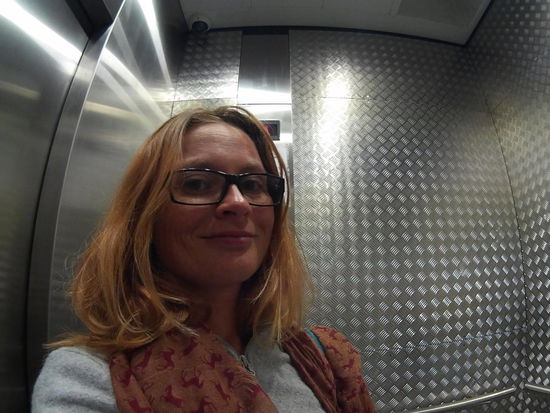 Im Fahrstuhl des Parkhauses, müde aber glücklich