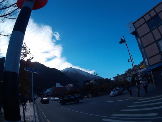 Ganz da hinten über dem Berg, über der Straßenlaterne, ein Paraglider