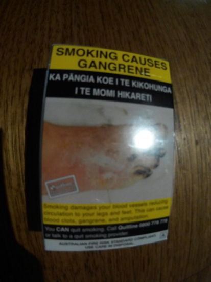 Selbst auf den Zigaretten stehen die Warnhinweise auch auf Maori