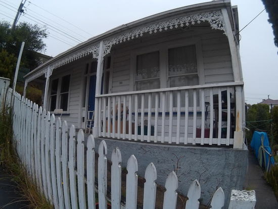 Häuschen am Straßenrand