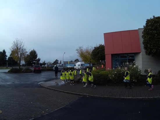 Schüler vor der Libary