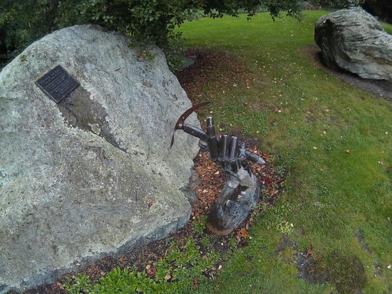 Welcher Gärtner liegt hier begraben?  Nee, ist ein Monument für einen Bergsteiger