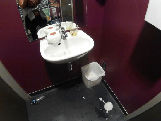 Kurz nach 1.00 auf dem Damenklo