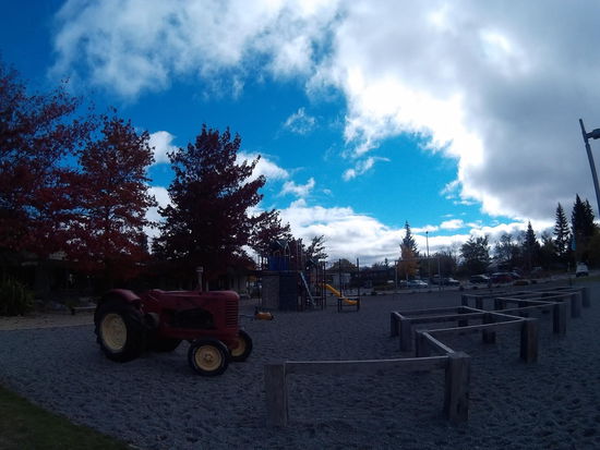 Jeder Spielplatz hat seinen eigenen Traktor, mein Neffe wäre begeistert