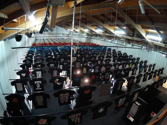 Es sind eine Menge T-Shirts