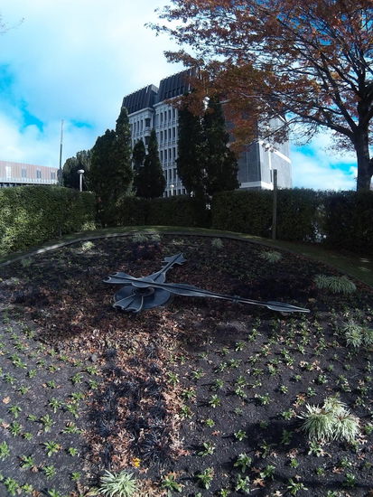 Blumenuhr und "überlebenden" Gebäude am Victoria Square