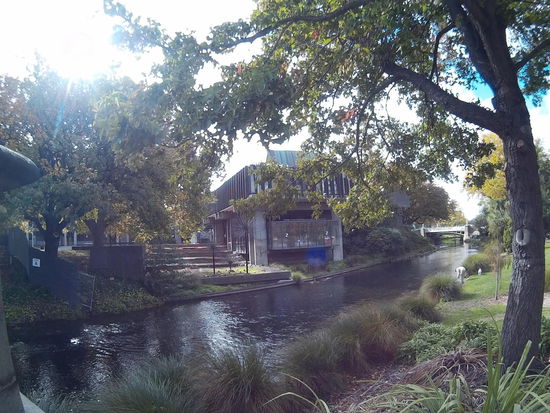 Das Gebäude ist vernagelt, vermutlich instabil und dem Abriss geweiht.