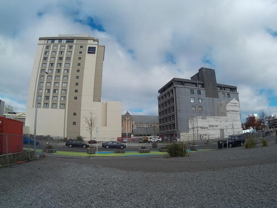 Durch die Lücke zwischen den Gebäuden sieht man schon die Kathedrale