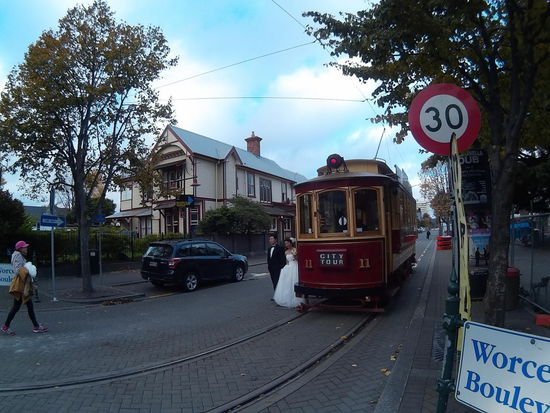 Das ist das Hostel... Vorne die historische Tram und ein frisch gebackenes Ehepaar