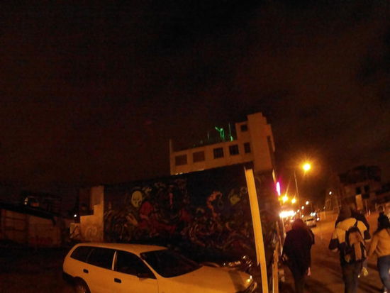 Da wo der grüne Typ auf dem Dach steht, ist ein kleines Kino 