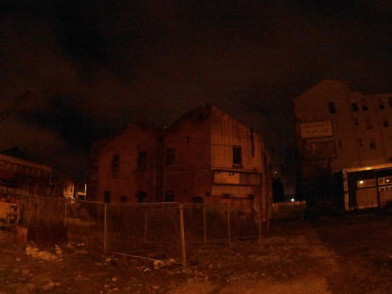 Immer wieder laufen wir durch Ruinen