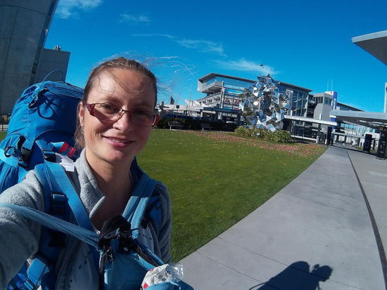 Im Hintergrund die Anzac Day Poppies auf dem Rasen