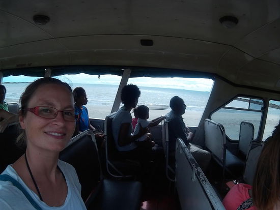Der Bus nutzt den Strand als Abkürzung