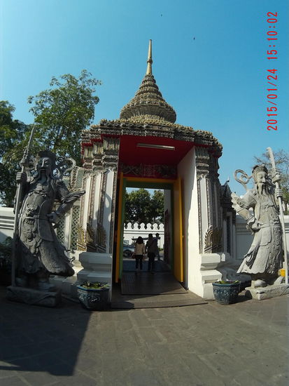 Eins der Eingangstore zum Wat Pho mit beeindruckenden Torwächtern