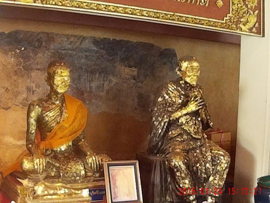 Diese beiden Statuen hatten eine besondere Ausstrahlung. Die Optik kommt von den 1.000 kleinen Stücken Blattgold, mit denen sie von den Gläubigen beklebt werden.