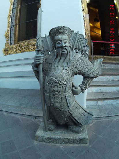 Tempelwachen vor dem Schrein mit dem liegenden Buddha