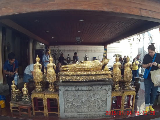 Hier die Gläubigen beim "bekleben"