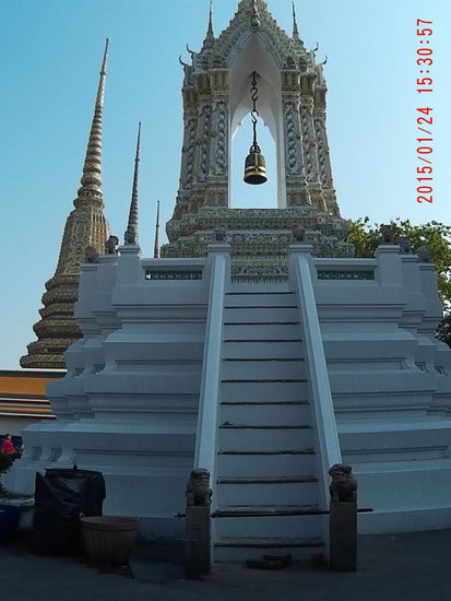 Glockentürmchen mit Pagoden im Hintergrund
