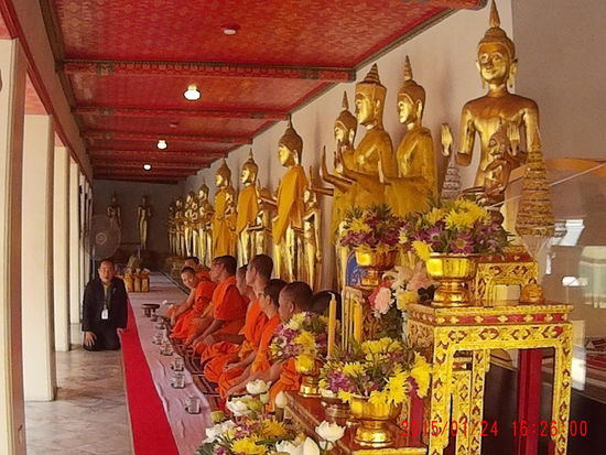 Mönche bei einer Zeremonie, gegenüber saßen irgendwelche Würdenträger...