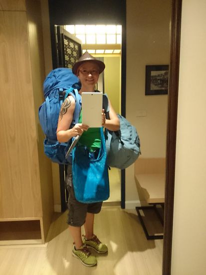 Reisefertig beim auschecken, zum Glück ist der Rucksack alias Babyelephant sein Geld wert und superbequem