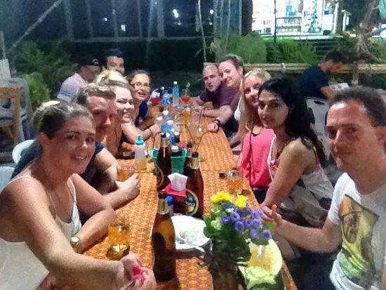Abendmahl:
(von links) Allen, Leon, Sophie, Steffi, Fernando, Pong, Felix, Simone, Dena, Samira, Hendrik