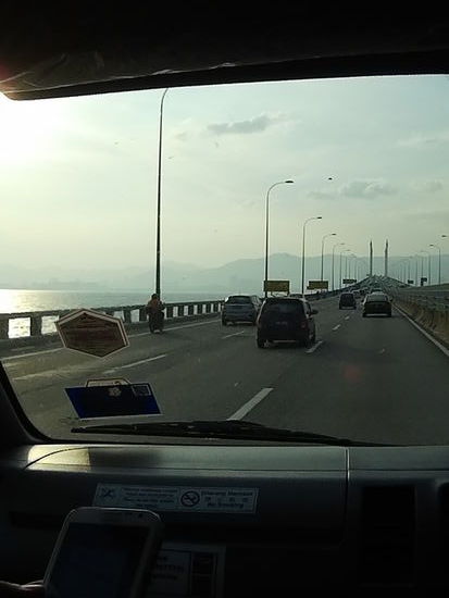 Die Brücke vom Autofenster aus