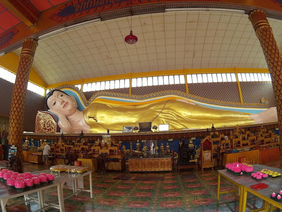 Noch ein liegender Buddha,  wenn auch nicht ganz so lang wie der in Wat Pho