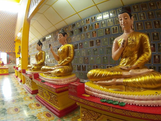 Buddhas vor den Nischen für die Verstorbenen