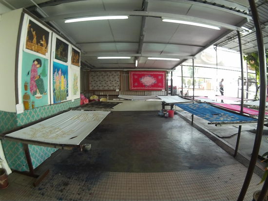 Vor dem Shop der Batikfärberei