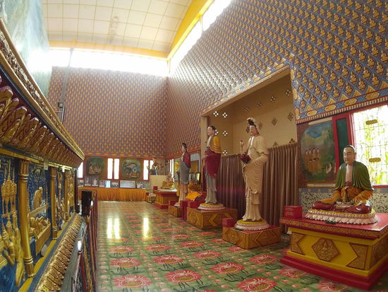 Einfach alles ist geschmückt,  auf dem Boden die tollen Fliesen,  tausende Buddhas an den Wänden und der Sockel des liegenden Buddha mit einem Relief