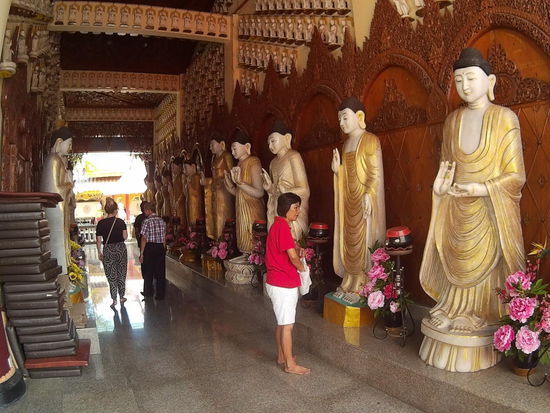 Der Gang hinter dem großen Buddha. Vorne läuft unser Führer mit Sophie.