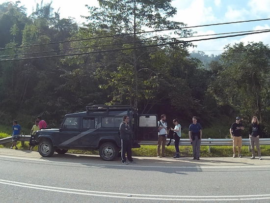 Wandergrüppchen am Jeep