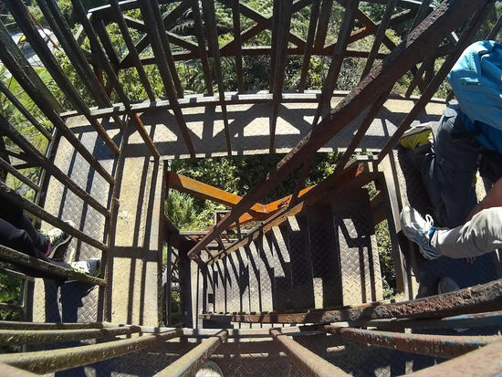 Da geht's runter, hat Hendrik mal fotografiert, während ich rechts am Bildrand mal "Kontakt" zum Boden aufnehme, da mir Samira und Simones Kapriolen auf den Magen schlagen