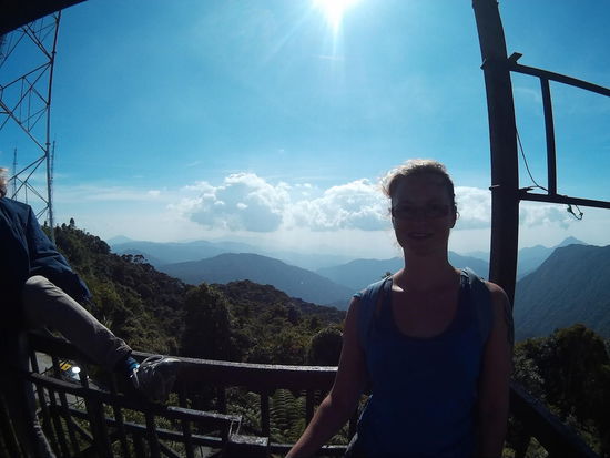 Links seht ihr Simone rumhampeln...Sie versucht grad übers Geländer zu klettern